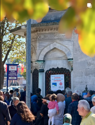 Cami avlusunda ziyaret